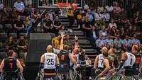 Deutsche, niederländische und französische Sportler spielen Rollstuhlbasketball