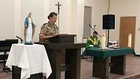 Eine Militärpfarrerin hält die Lesung während eines internationalen Gottesdienstes.