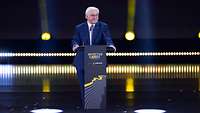 Bundespräsident Steinmeier an Rednerpult auf Invictus Games-Bühne