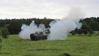 Die Panzerhaubitze 2000 ist nach dem Schuss in Rauch eingehüllt.