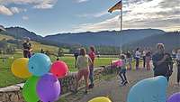 Kinder spielten auf einer Wiese vor der Berghütte