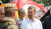 Der Ministerpräsident des Freistaates Sachsen im Gespräch mit Soldaten