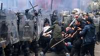 Polizei und Demonstranten dicht gedrängt während einer Auseinandersetzung