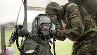 Zwei Soldaten im Rahmen einer Dekontamination bei Toxic Trip. 