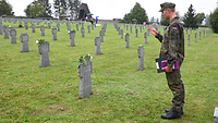 Militärpfarrer Mateusz Szeliga auf dem Soldatenfriedhof Važec