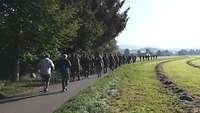 Wallfahrer auf dem Weg nach Weißenregen