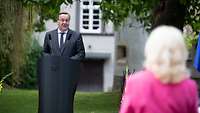 Minister of Defense Boris#de Pistorius#de behind a lectern; in the foreground the former Director-General from behind