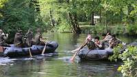 Soldaten im Schlauchboot