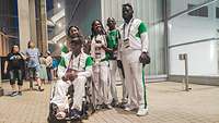 Das Sportteam von Nigeria hat einen Hasen im Arm. 