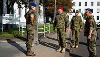 Zwei Soldaten in deutscher Uniform und zwei in kroatischer die sich gegenüber stehen