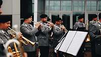 Das Heeresmusikkorps Ulm spielt vor dem Marine Corps Museum