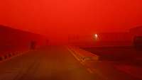 Der Himmel ist durch den Wüstensand blutrot. Ein roter Schleier liegt wie Nebel über der Szenerie.