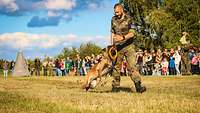 Ein Diensthundeführer führte mit seinem belgischen Schäferhund einige Darbietungen für Zuschauer vor. 