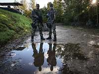 Zwei Soldaten stehen an einem Checkpoint