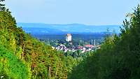 Blick in eine Landschaft mit herausragendem Turm.