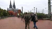 Die Teilnehmer des Gereon-Walks af dem Weg zur Kirche St. Gereon