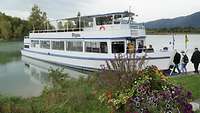 Das weiße Schiff MS Allgäu am Anlegesteg auf dem Forggensee.