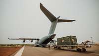 Ein A400M steht auf einem Flugplatz in Mali mit geöffneter Heckklappe, um beladen zu werden.