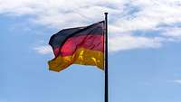 Eine wehende Deutschlandflagge