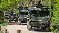 Fahrzeuge der Bundeswehr auf einem Feldweg
