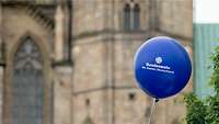Ein blauer Luftballon mit der Aufschrift "Bundeswehr Wir.Dienen.Deutschland."