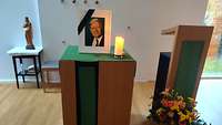 Ein Bild von Helmut Schmidt auf dem Altar