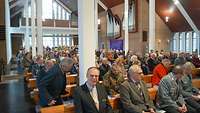 Vollbesetzte Kirche im Gottesdienst