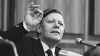 Helmut Schmidt hinter em Mikrofon