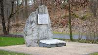 Ein Gedenkstein mit Gedenktafel im Wald der Erinnerung