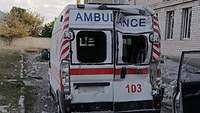 Ein zerstörter Krankenwagen in einem Kriegsgebiet