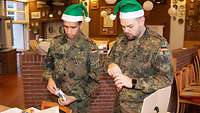 Zwei Soldaten packen kleine Geschenke ein