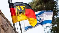 Die deutsche und die israelische Flagge hängen auf Halbmast.
