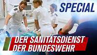 Zwei Frauen und ein Mann untersuchen eine Person in einem Krankenhaus