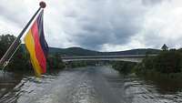 Die Deutsche Schiffsflagge weht im Wind.