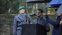 Militärbundesrabbiner Zsolt Balla steht an einem Rednerpult, links und rechts von ihm Soldaten