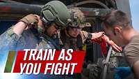 Zwei Soldaten helfen einer Soldatin aus einem Fahrzeug. Im Vordergrund der Text Train as you fight.