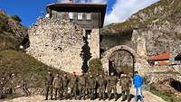 Gruppenbild der Teilnehmer vor dem Erzengel Kloster bei Prizren
