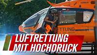 Aus einem orangenen Rettungshubschrauber steigt eine Person aus