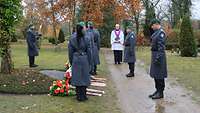 Pfarrhelfer Bernhard Trömer und Angehörige der Bundeswehr gedenken der Toten zum Volkstrauertag