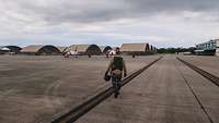 Flugschüler auf dem Rollfeld läuft zu einem zivilen Flugzeug