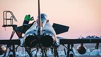 Eine Person schraubt am Cockpit Eurofighter