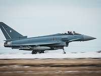 Eurofighter startet in Schneelandschaft