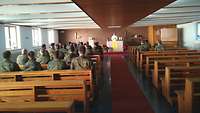 Soldatinnen und Soldaten beim Standortgottesdienst mit Militärpfarrer Pater Roman Fries