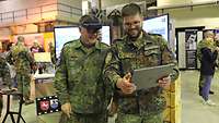 Zwei Soldaten auf der Messe. 