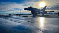 Ein Eurofighter steht am frühen Morgen auf dem Flughafen Hannover.