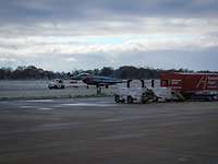 Auf dem Flugfeld des Hannover Airport wird ein Eurofighter von einem zivilen Fahrzeug gezogen.