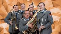 Fünf Militärmusiker stehen mit ihren Instrumenten zusammen 