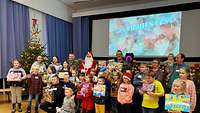 Gruppenbild der Kinder mit ihren Geschenken