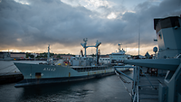 Ein Tanker liegt am Kai im Marinestützpunkt Kiel.