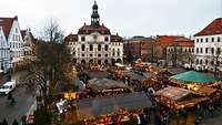 Der Lüneburger Weihnachtsmarkt mit diversen weihnachtlichen Ständen.